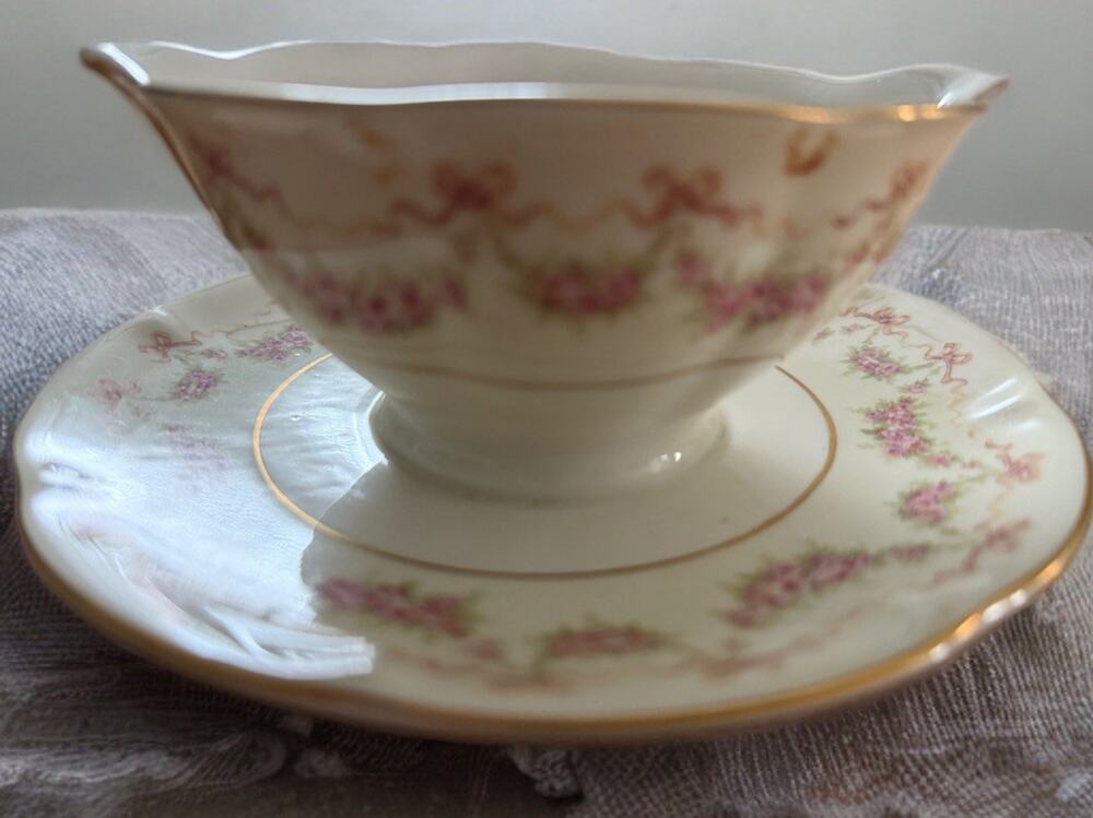 Haviland china New York Hamilton gravy boat sauce bowl rose swags center Flowers